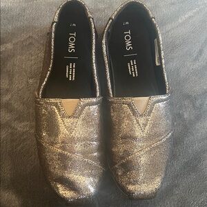 Like New TOMS metallic golden alpargatas.